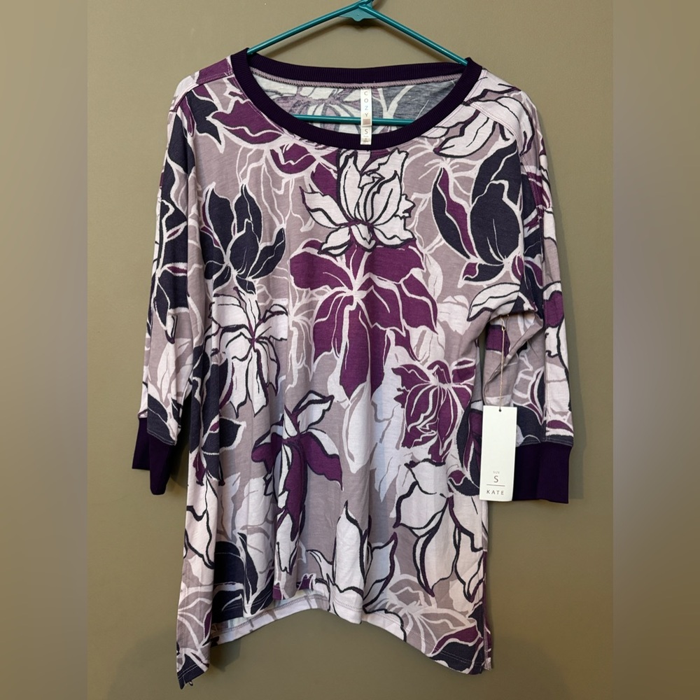 ⚽️ LuLaRoe Cozy Kate 3/4 Sleeve Sharkbite T, Small, NWT